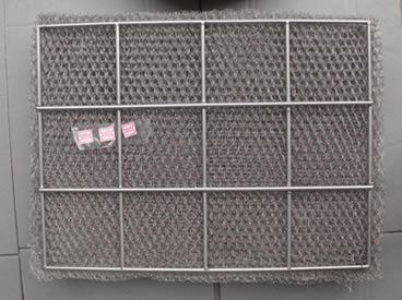 Πλεκτό μαξιλάρι συσκευών για ξεθόλωμα παρμπρίζ πλέγματος στη μορφή ορθογωνίων με ενωμένος στενά γύρω από το πλέγμα ράβδων.